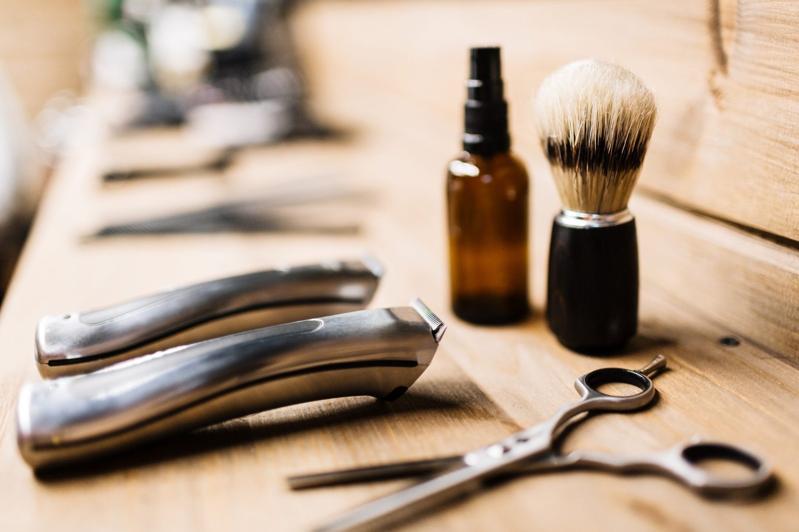 Set of barber containing scissors, electric shaver, shaving-brush and small bottle with spray high-wycombe